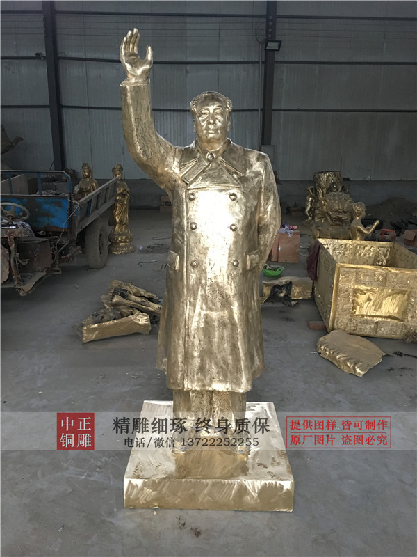 廣場(chǎng)毛主席雕塑.jpg