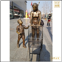 鑄銅關(guān)公 室外商場(chǎng)門前推購(gòu)物車銅雕塑